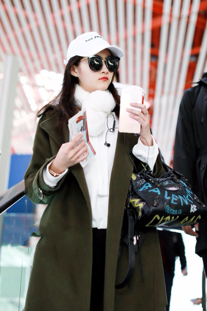 关晓彤穿风衣黑超遮面现身机场肤白貌美,元气少女青春靓丽