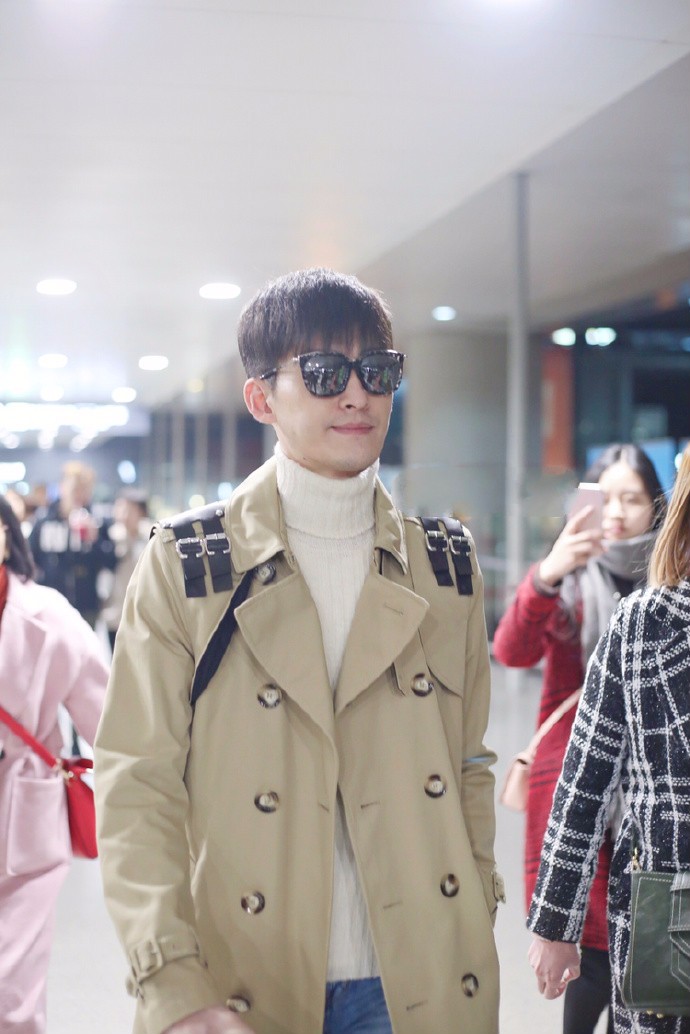 张翰穿风衣戴墨镜现身机场白嫩帅气,网友:这个发型很好看