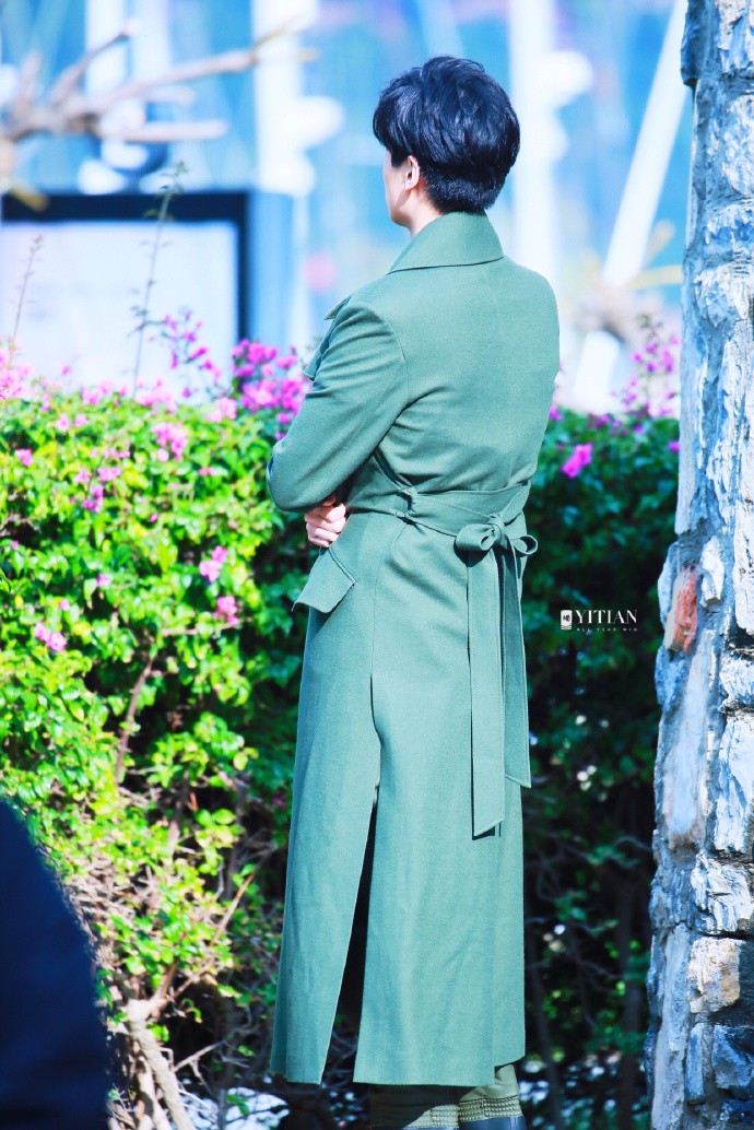 胡一天穿绿色大衣背后的蝴蝶结实力抢镜网友图六是忧郁王子