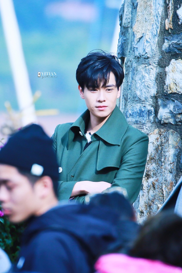 胡一天穿绿色大衣背后的蝴蝶结实力抢镜,网友:图六是忧郁王子