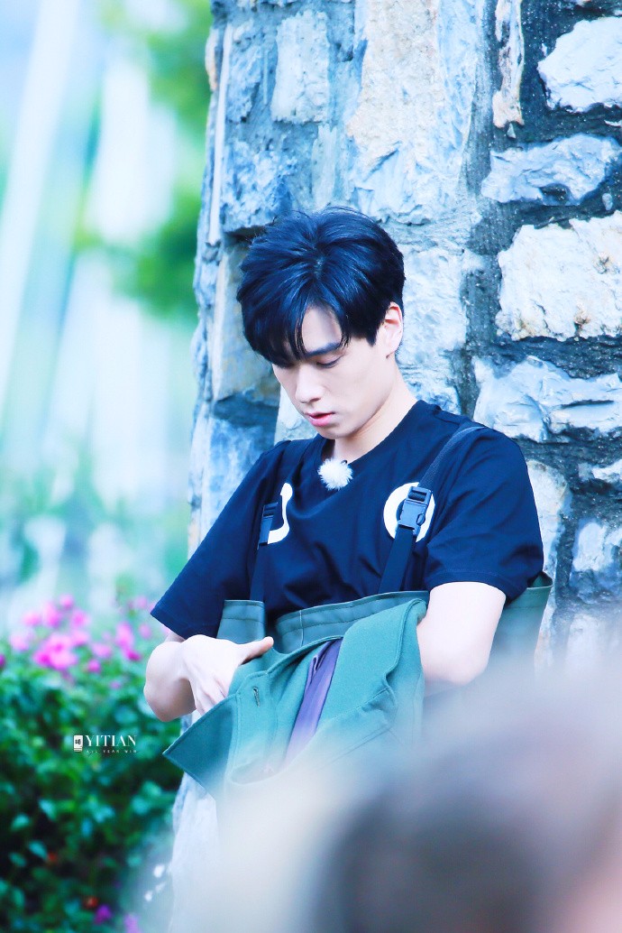 胡一天穿绿色大衣背后的蝴蝶结实力抢镜,网友:图六是忧郁王子