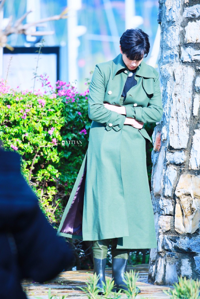 胡一天穿绿色大衣背后的蝴蝶结实力抢镜网友图六是忧郁王子