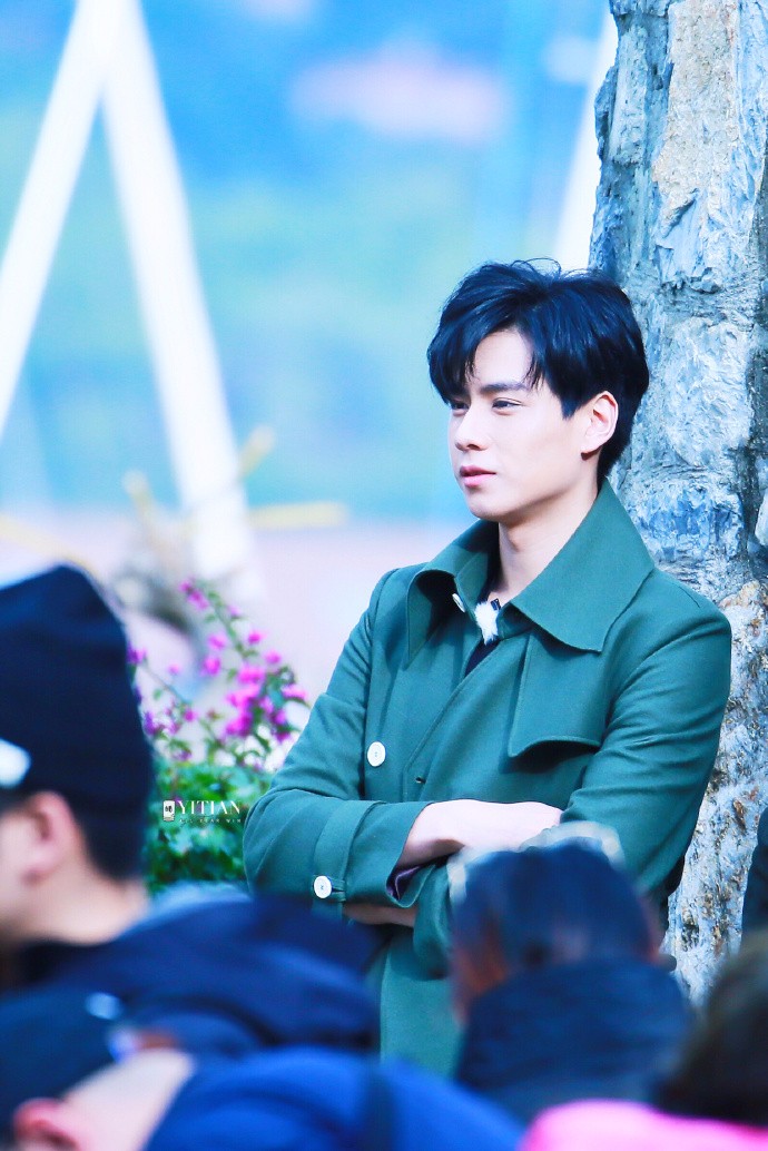 胡一天穿绿色大衣背后的蝴蝶结实力抢镜,网友:图六是忧郁王子