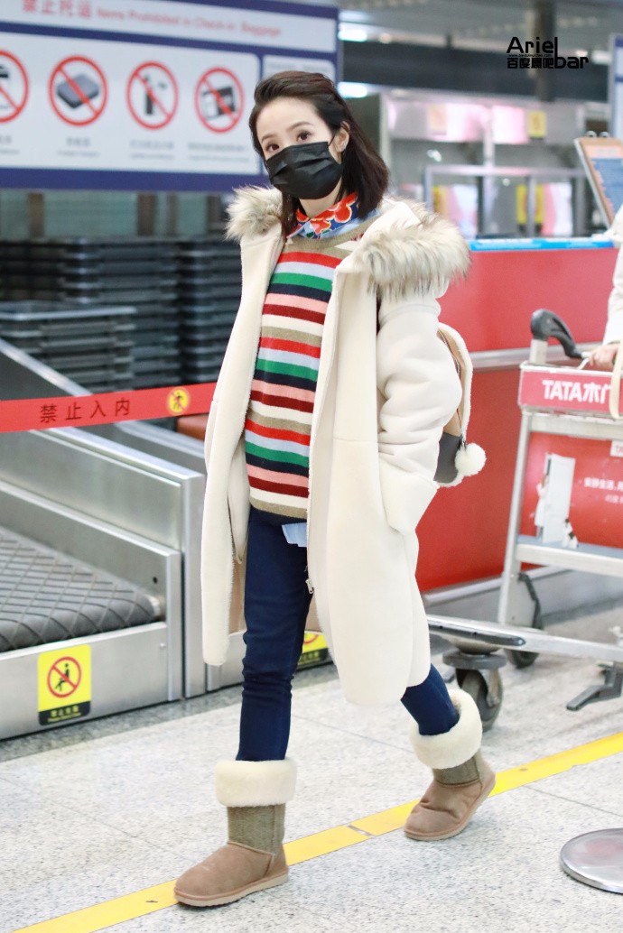 林依晨现身机场戴口罩难掩灿烂的笑容,网友:这身打扮好少女