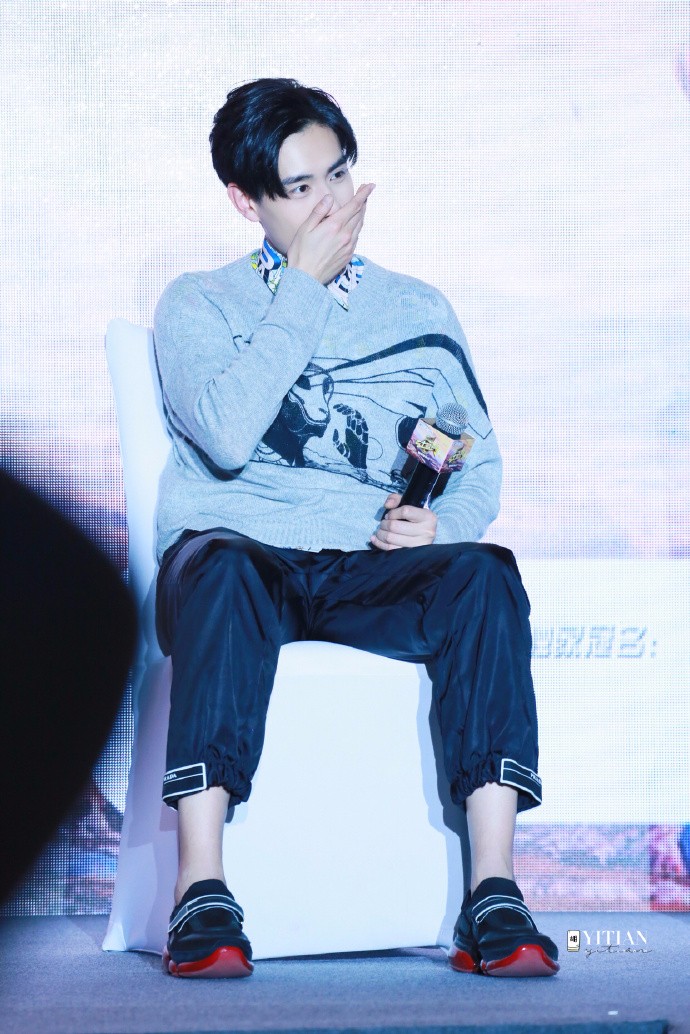 胡一天接受媒体采访吐舌卖萌好可爱,网友:露脚踝看着就觉得冷