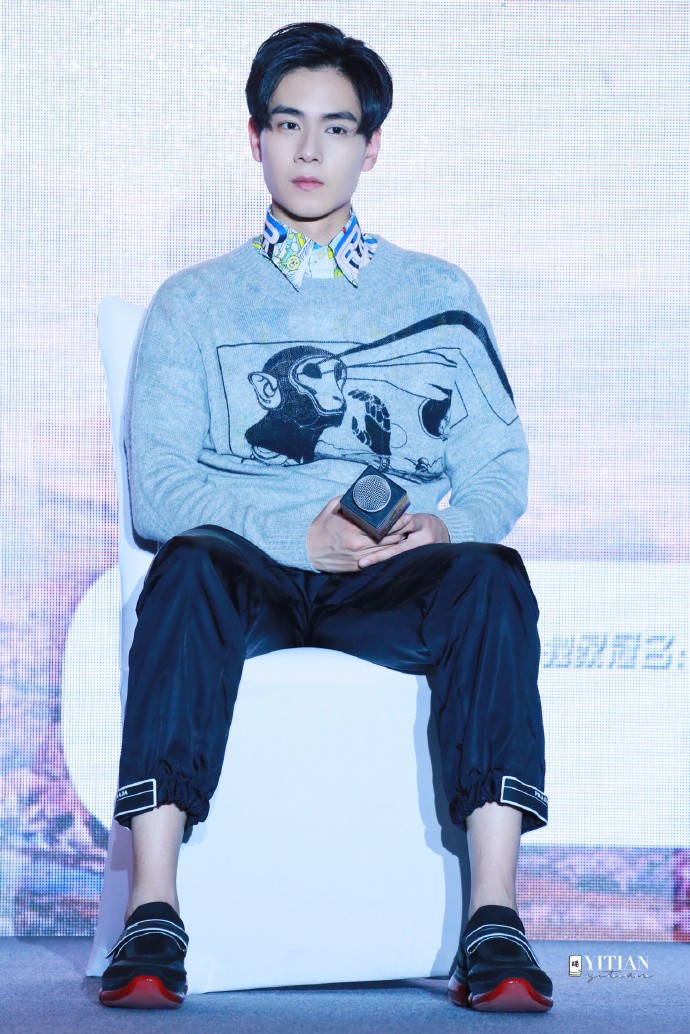 胡一天接受媒体采访吐舌卖萌好可爱,网友:露脚踝看着就觉得冷