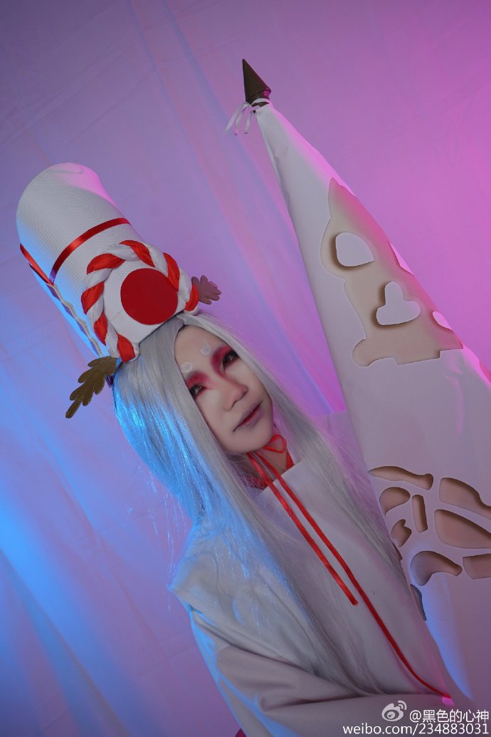 阴阳师鬼使白cos今天的鬼使白依然唇红齿白哦