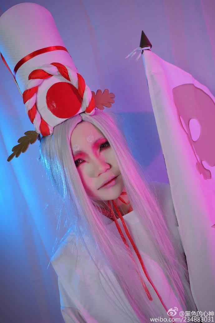 阴阳师鬼使白cos今天的鬼使白依然唇红齿白哦