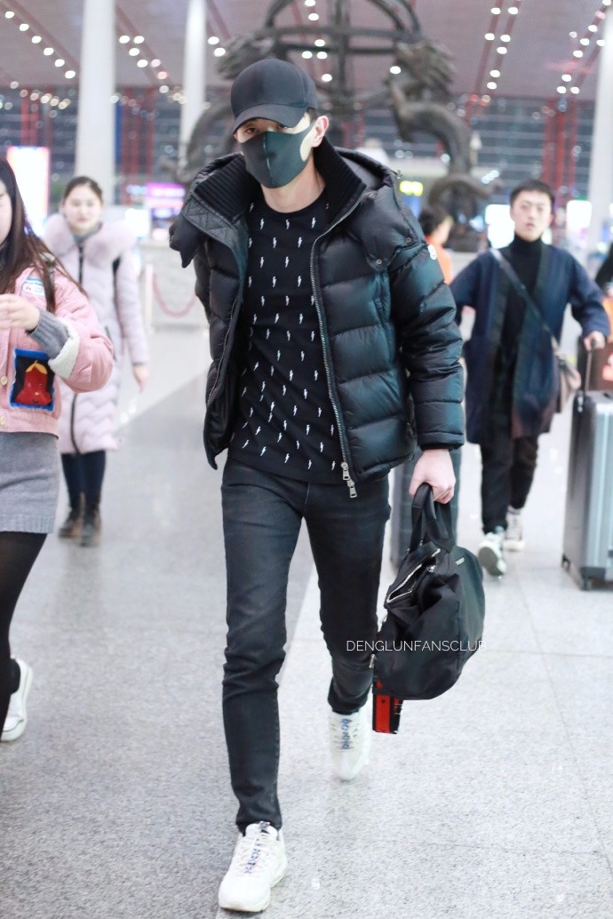 邓伦穿羽绒服现身机场口罩遮面难掩帅气,网友:过年一点都没长胖