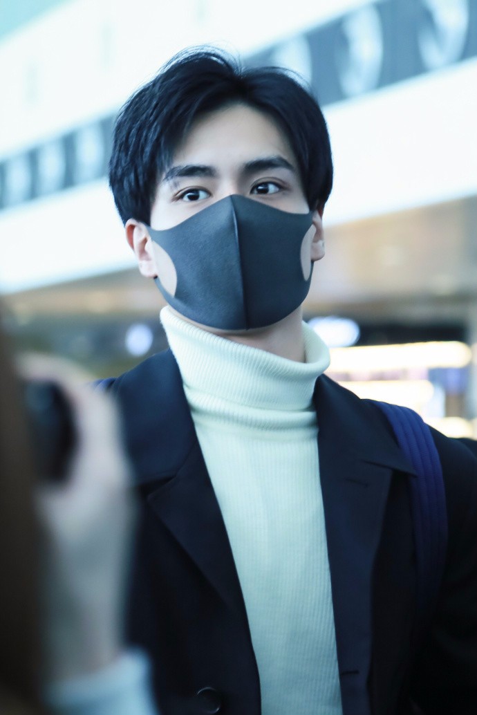 胡一天戴口罩穿大衣搭配高领毛衣现身机场,网友:感觉穿得有点多