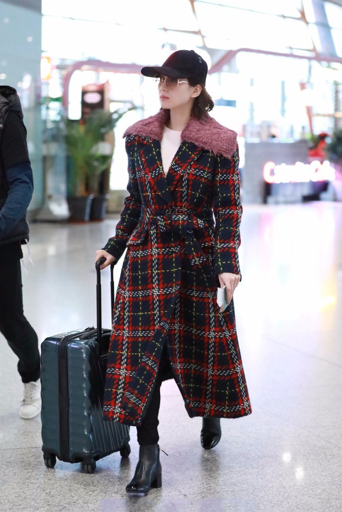 刘诗诗穿格纹毛领大衣现身机场肤白貌美,舒适保暖又不失俏皮娇艳