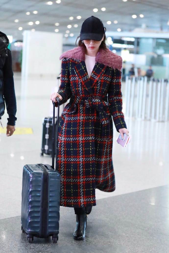 刘诗诗穿格纹毛领大衣现身机场肤白貌美,舒适保暖又不失俏皮娇艳