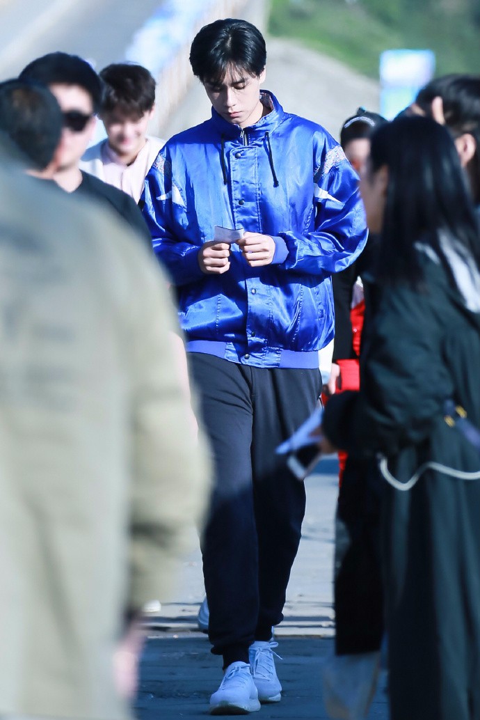 胡一天蓝衣搭配黑运动裤录制节目皮肤白皙帅气十足,大长腿很抢镜