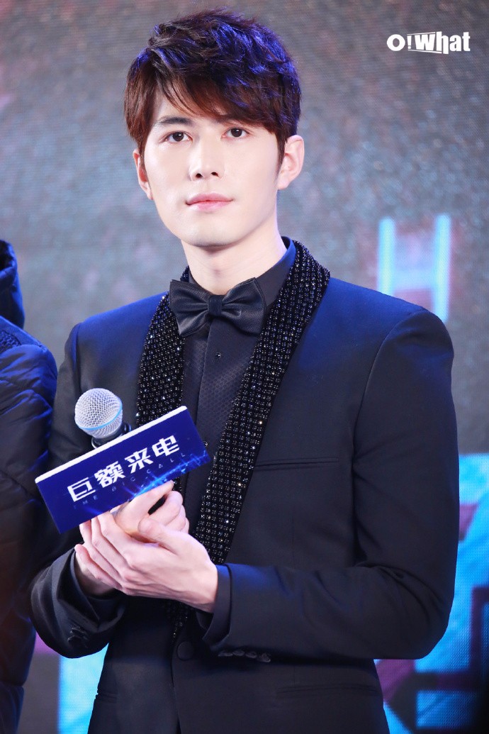 陈学冬穿西装亮相电影发布会白嫩帅气,网友:冬冬又帅又可爱