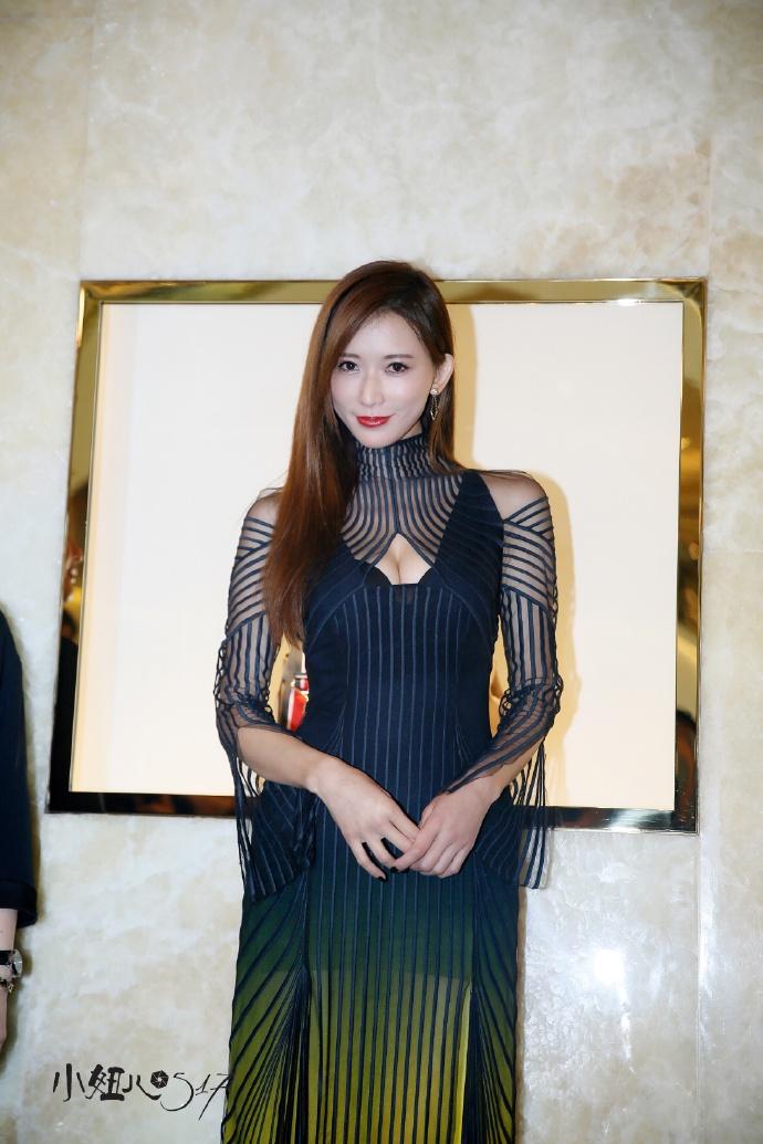 林志玲现身某活动,穿开胸裙大秀身材,网友:在收紧一点会不会爆