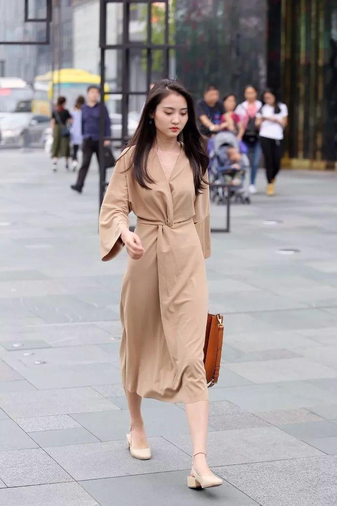 街拍简约单薄穿着的樱桃小嘴妹子