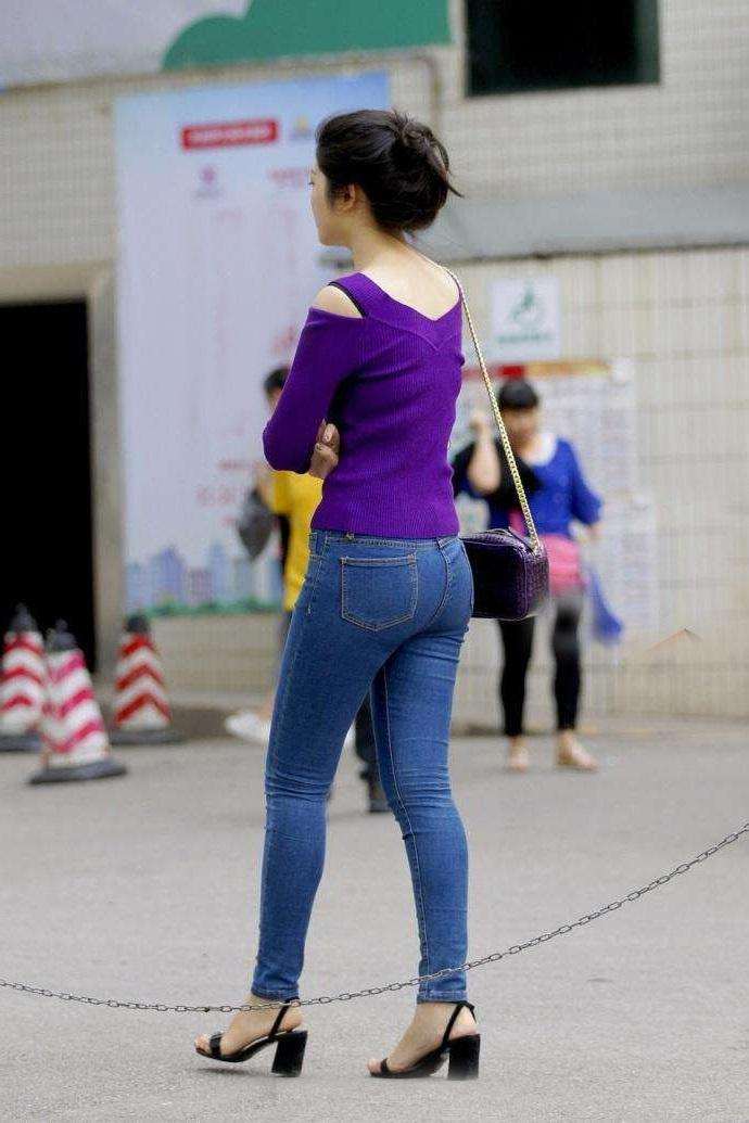 街拍小姐姐笑容甜美牛仔短裤的搭配秀出了修长腿型