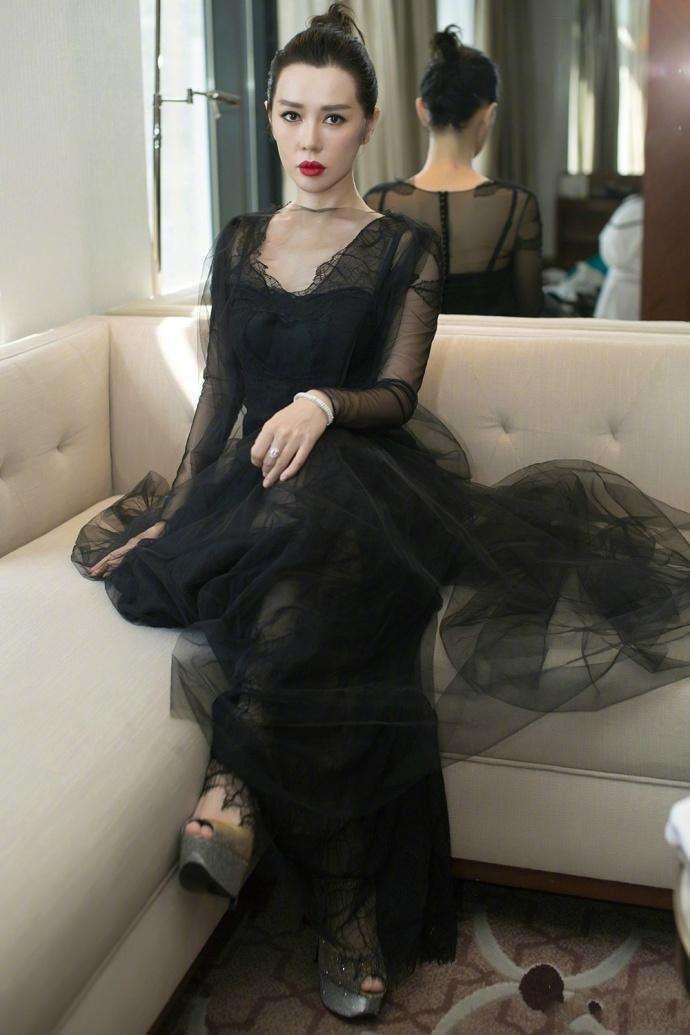 余男穿一条开叉裙直接开到腰, 网友: 鼻血在流, 血槽已空