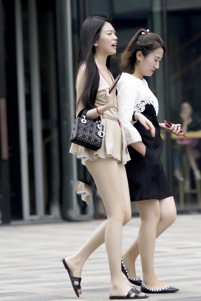 小姐姐漏背装白皙晃眼短裤搭配小短裙走在街头小清新范儿让人驻足