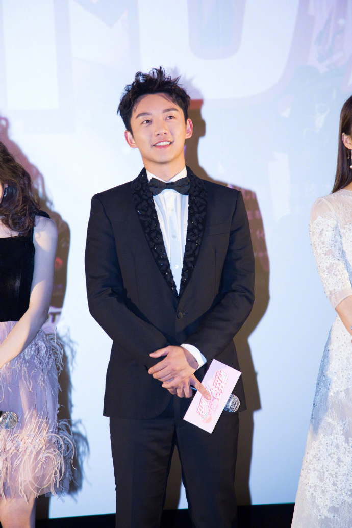 郑恺楼梯间里凹造型酷帅时尚,这是准备做倪妮的"接班人"吗?