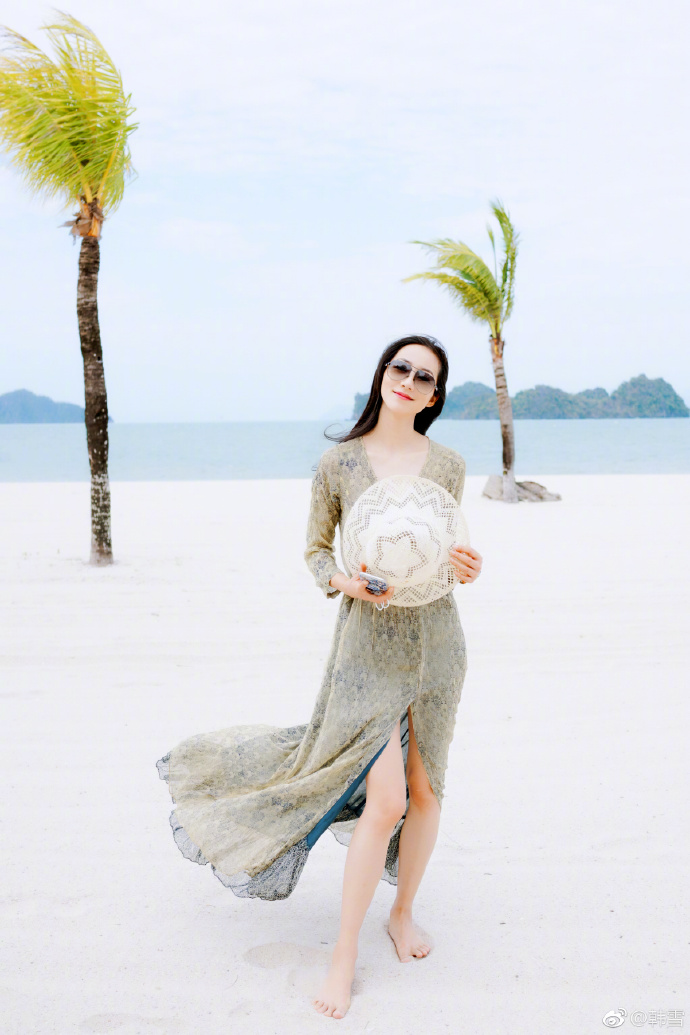 还是那双人字拖,裙子,换了条碎花的.漫步在沙滩上,韩雪的腿很白很长.