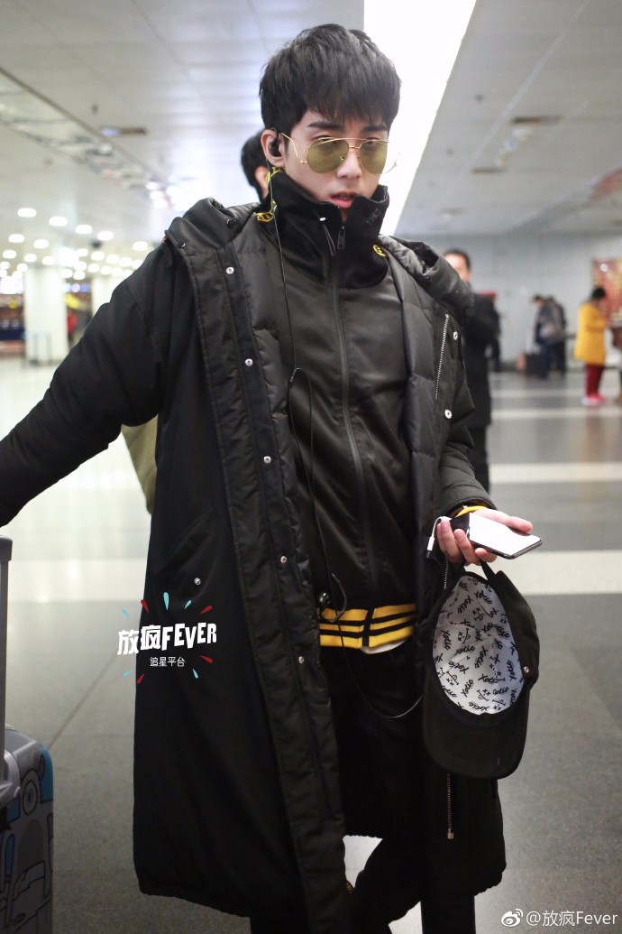 郭子凡戴墨镜穿羽绒服现身机场白嫩帅气,网友:这张脸好小