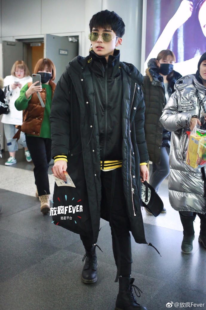 郭子凡戴墨镜穿羽绒服现身机场白嫩帅气,网友:这张脸好小