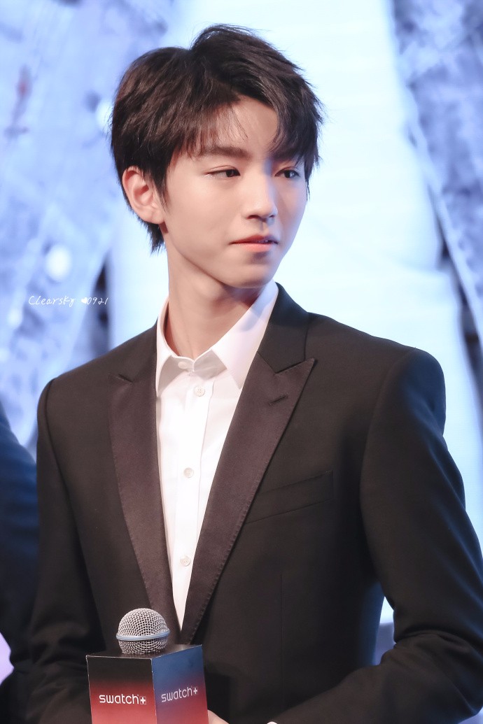 王俊凯穿西装亮相活动白嫩帅气绅士满分网友图二有点犯规了