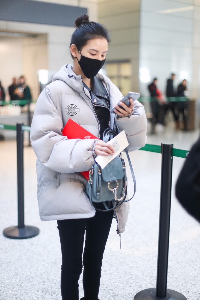 张予曦扎丸子头口罩遮面现身机场,面带微笑挥手打招呼显亲和