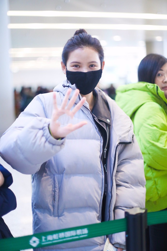 张予曦扎丸子头口罩遮面现身机场,面带微笑挥手打招呼显亲和