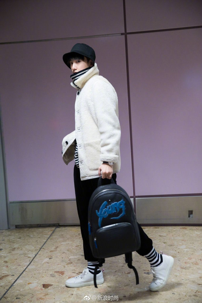 杨洋可以说是鲜肉中的老腊肉了,这一次他主打起了韩流风,黑白条纹的