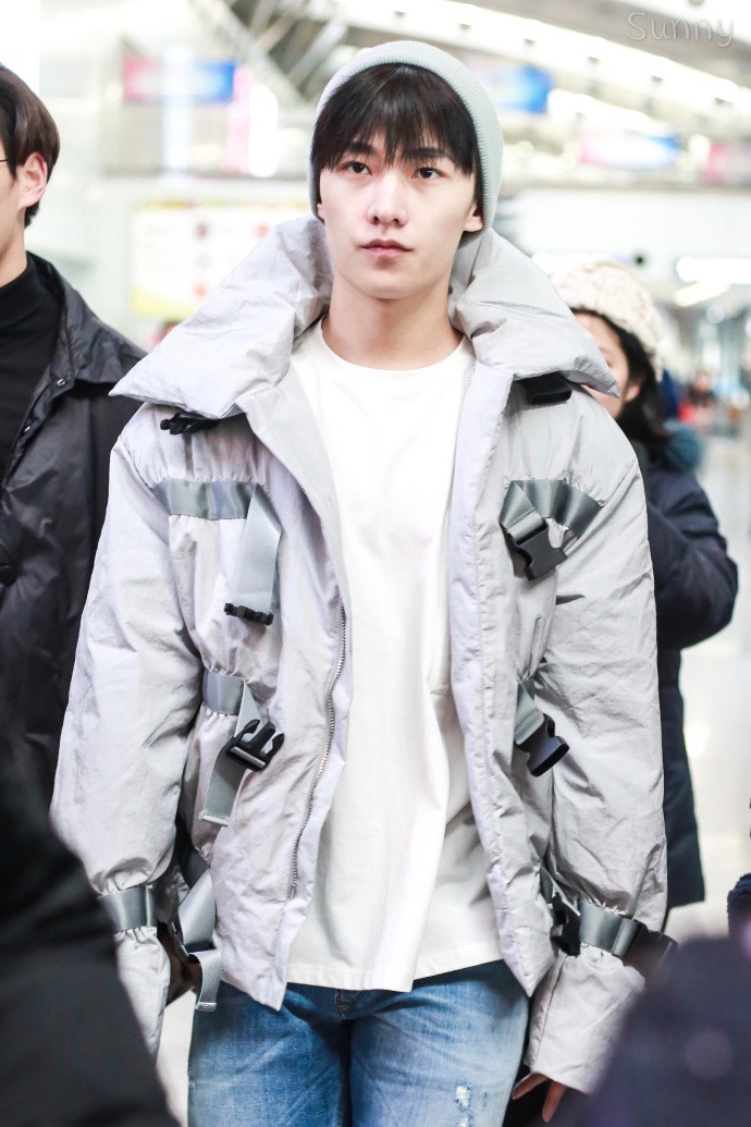 1月19日中午12点40分,有网友在微博晒出一组杨洋素颜现身机场的照片.