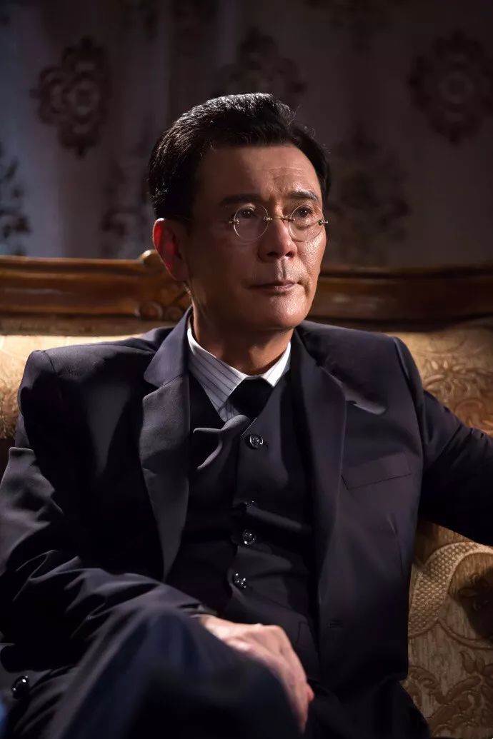 同样是父亲,一个心狠手辣,一个舐犊情深,"两副面孔"真精彩!