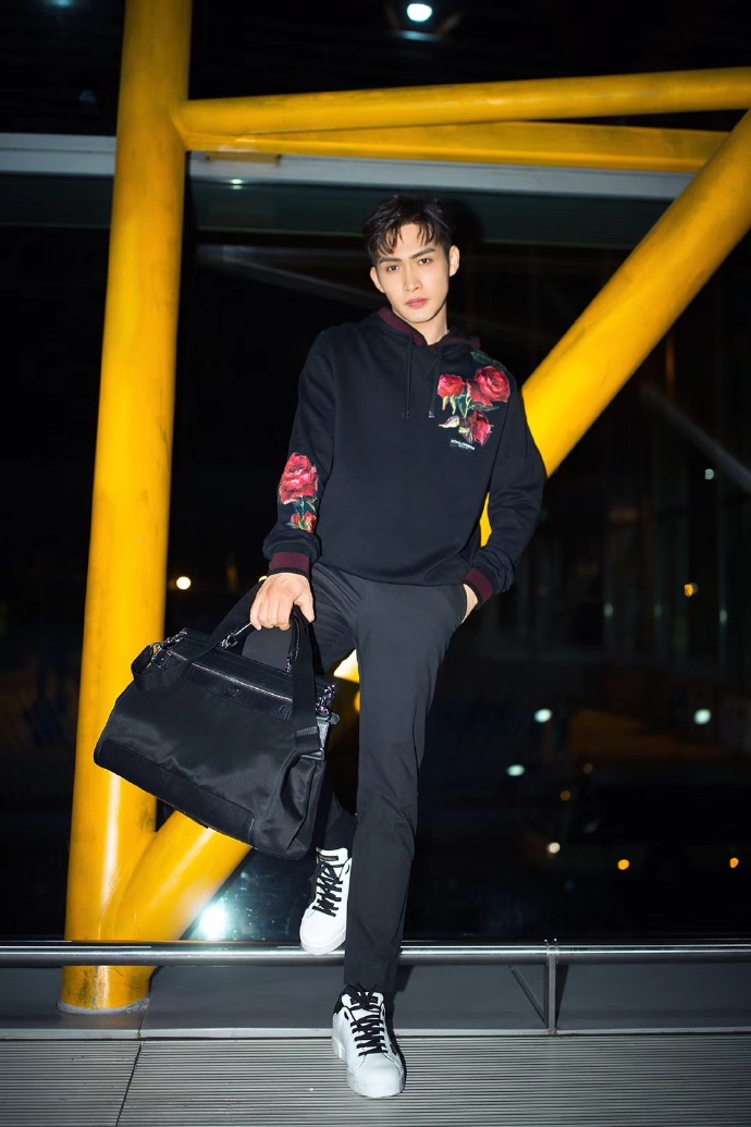 张彬彬现身机场出席米兰男装周,小哥哥盛世美颜简直美哭!