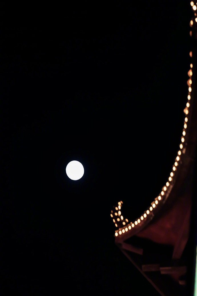 一勾冷月满眼相思