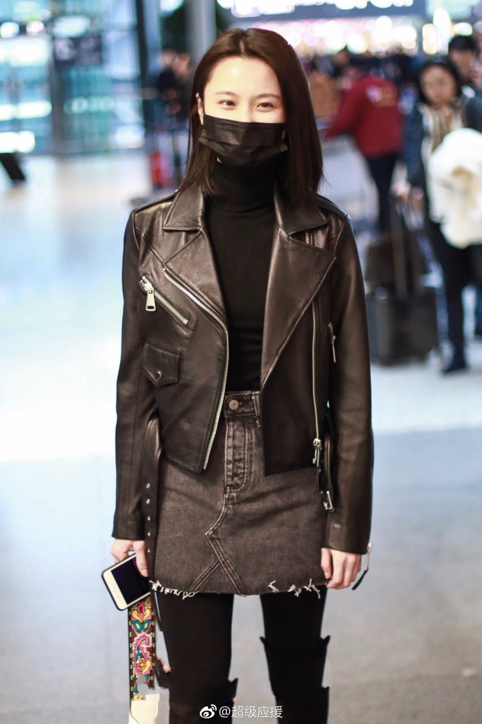 张慧雯穿皮衣搭配牛仔短裙现身机场,戴口罩难掩甜美笑容!