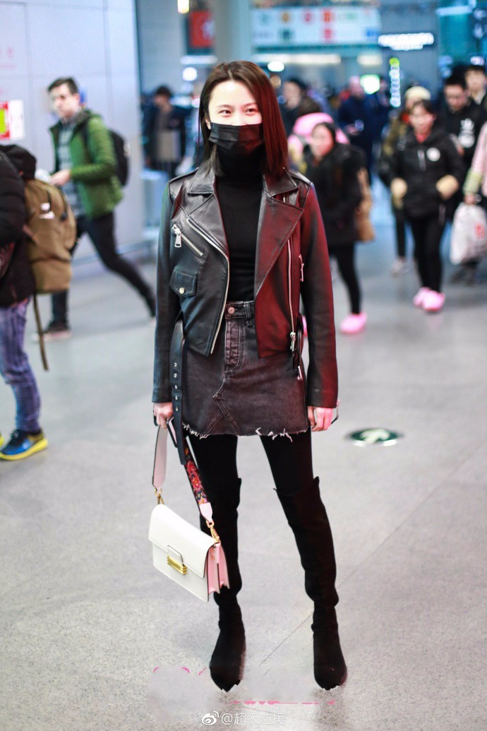 张慧雯穿皮衣搭配牛仔短裙现身机场,戴口罩难掩甜美笑容!