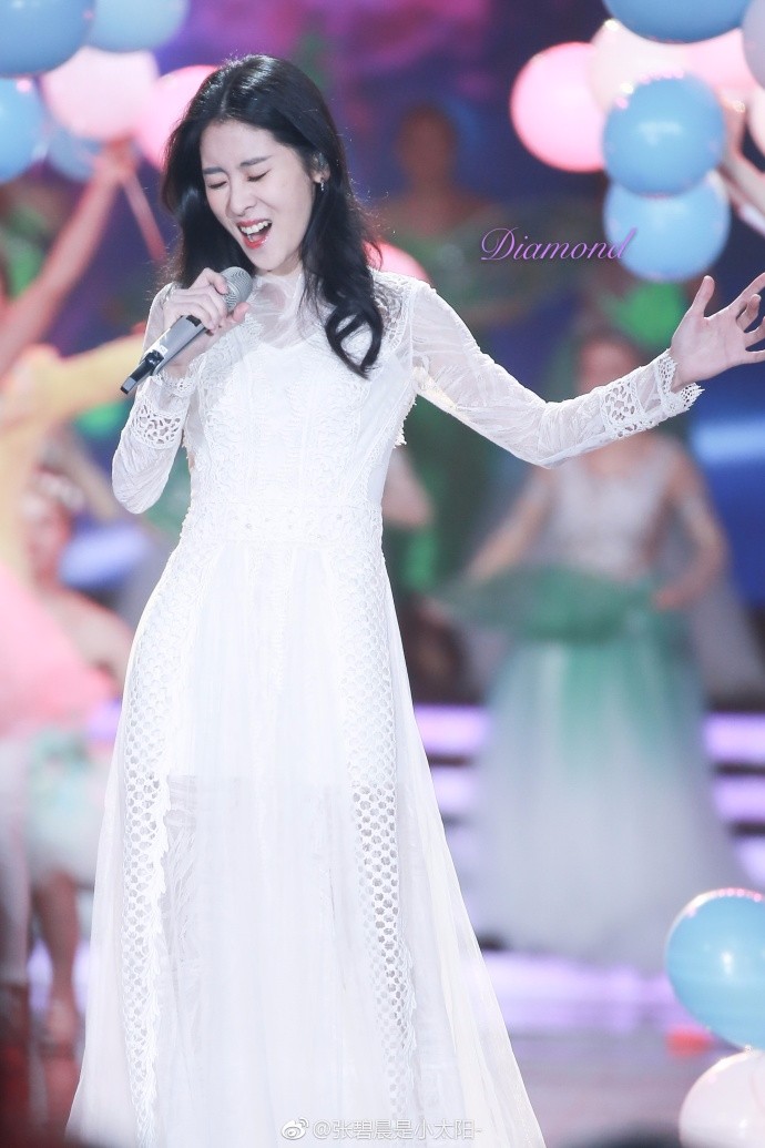 张碧晨穿白裙录制华人华侨春晚台上唱歌,看图似乎要飙高音
