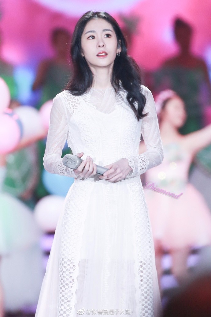 张碧晨穿白裙录制华人华侨春晚台上唱歌,看图似乎要飙高音