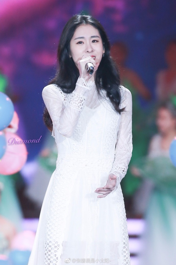 张碧晨穿白裙录制华人华侨春晚台上唱歌,看图似乎要飙高音