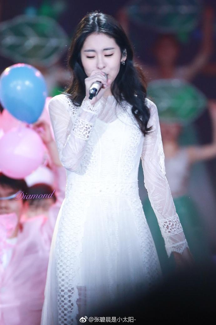 张碧晨穿白裙录制华人华侨春晚台上唱歌, 网友: 看图似乎要飙高音