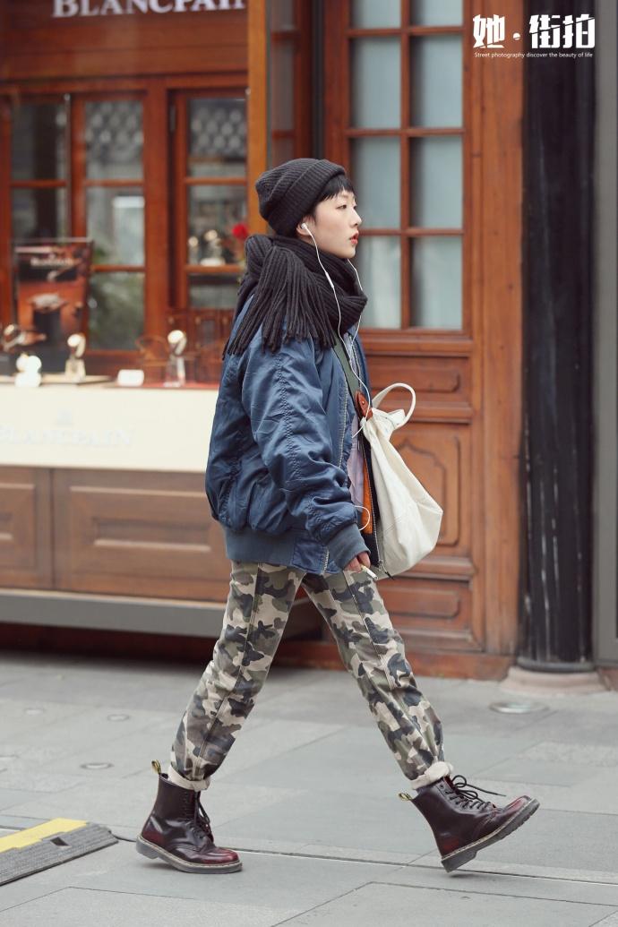 街拍,时装飞行服搭配迷彩运动裤,展现休闲运动范儿的一面.