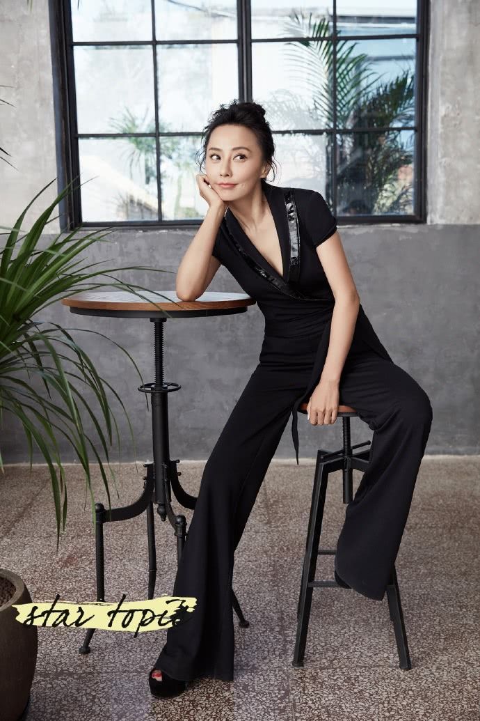 马雅舒晒村姑造型无压力,开心喊话:我是最嫩的