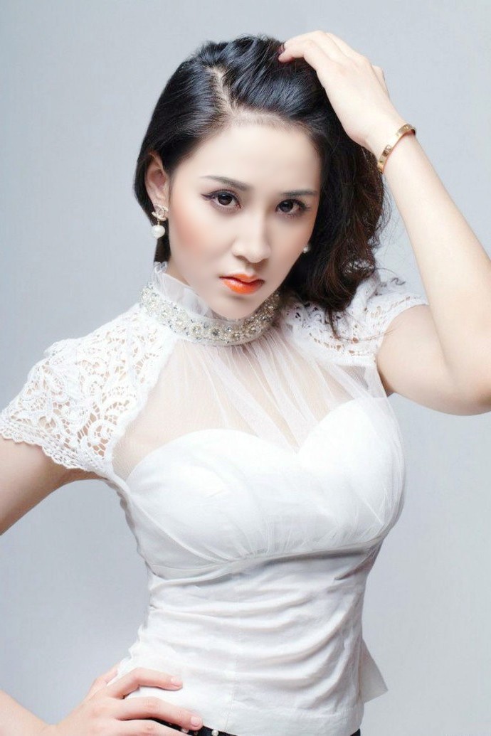 一个清新怡人彰显女性美的魅力女子