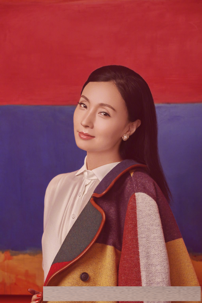 陶虹戴黑色墨镜带女儿现身机场超有气质 徐小宝呆萌挡脸超可爱