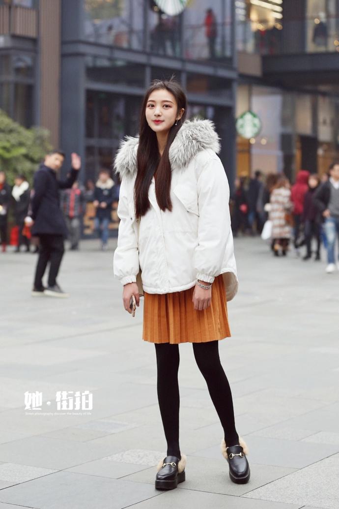 成都街拍, 休闲风的下半身混搭偏ol风的上半身, 气质又随性