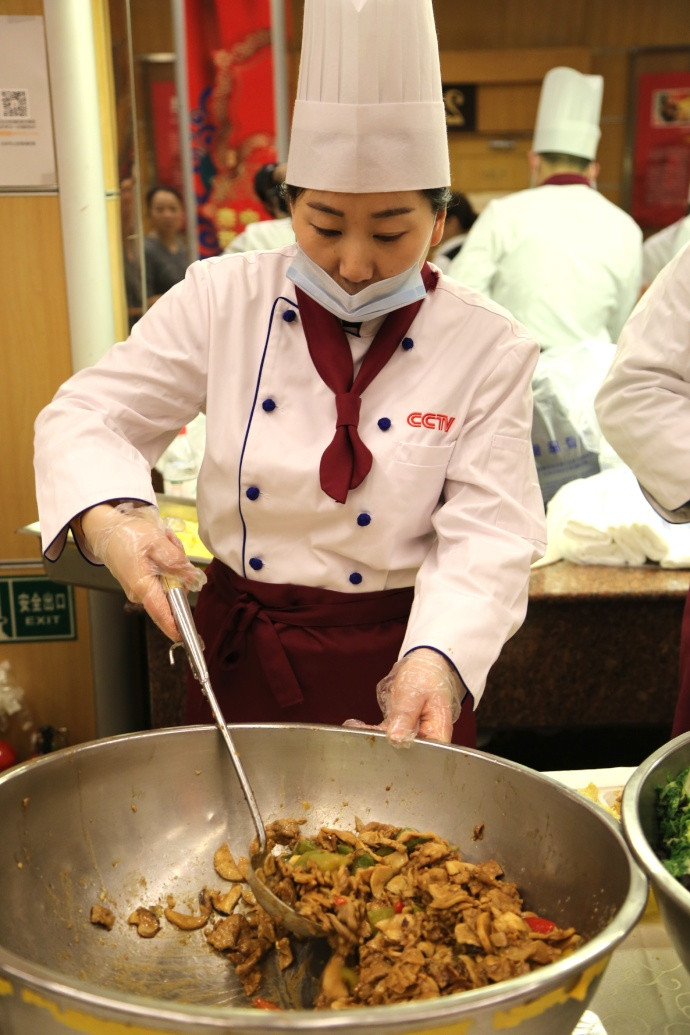 央视春晚剧组伙食曝光 每天4000份盒饭忙坏食堂师傅
