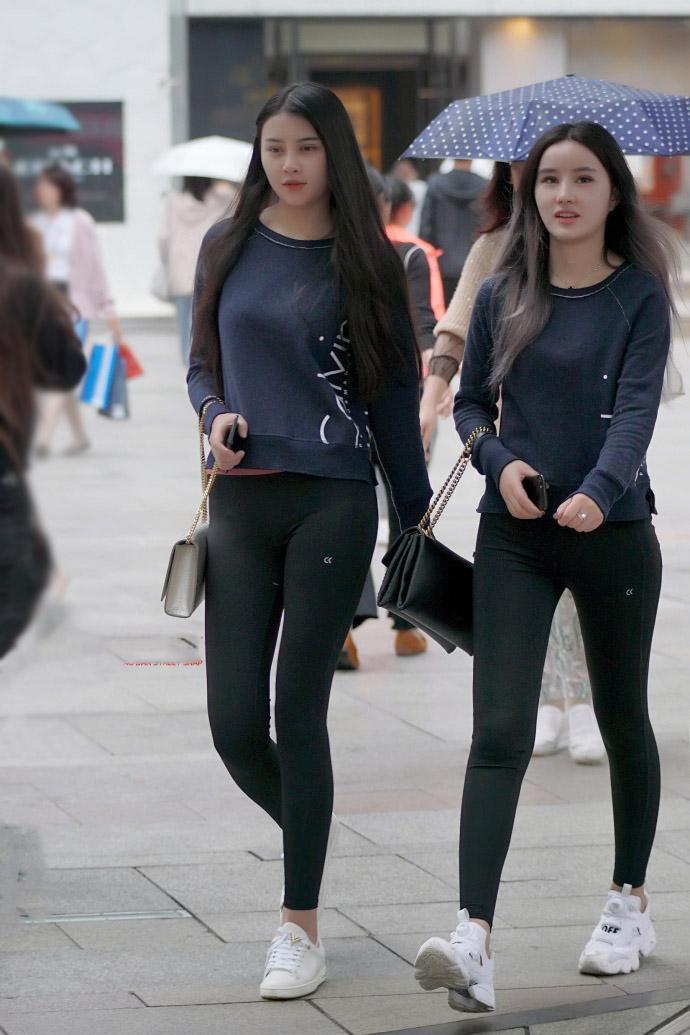 街拍紧身运动裤姐妹花温馨恬美仪态优雅