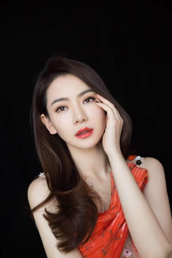 戚薇穿礼服宛若"猪肉"上身,颜色款式浮夸不忍直视,尴尬