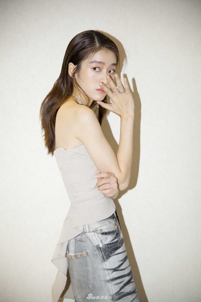 张雪迎质感写真大秀香肩 性感上演"锁骨杀" 67676767